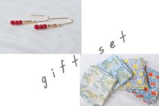 画像1: 耳飾り × ハンカチ gift set - レッド × ゴールド (1)