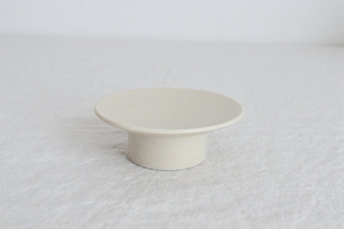 画像1: 粉引高台小皿 (1)