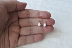 画像4: 耳飾り × ハンカチ gift set - しずく（ホワイトカラー） (4)